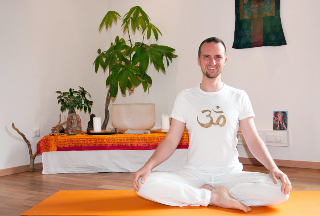 Sebastian Pfaar vorm Altar Yogalehrer bei Satya Yoga in Besse