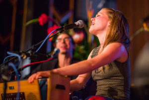 Janin Devi singt im Satya Yoga Zentrum in Besse