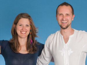 Sebastian und Tina Pfaar Willkomen heißen bei Satya Yoga in Besse