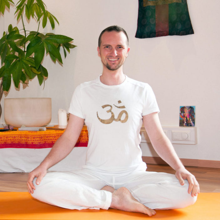 Sebastian Pfaar vorm Altar Yogalehrer bei Satya Yoga in Besse
