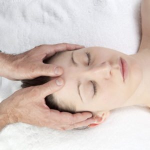 Kopfmassage im Satya Yoga Zentrum in Besse